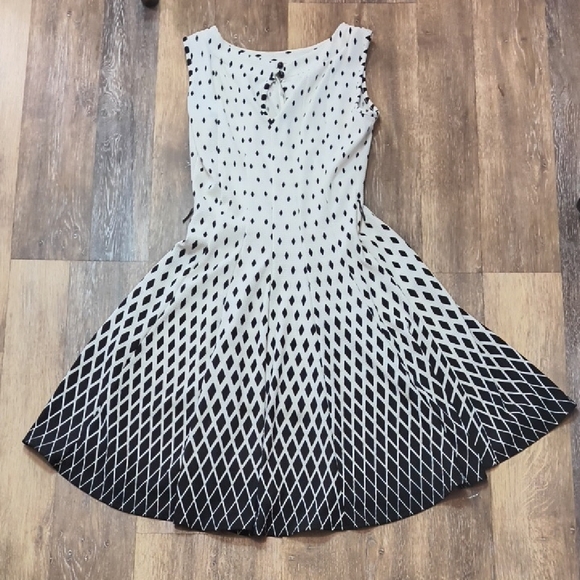 Haani Monochrome Diamond Pattern Mini Dress - Picture 2 of 3